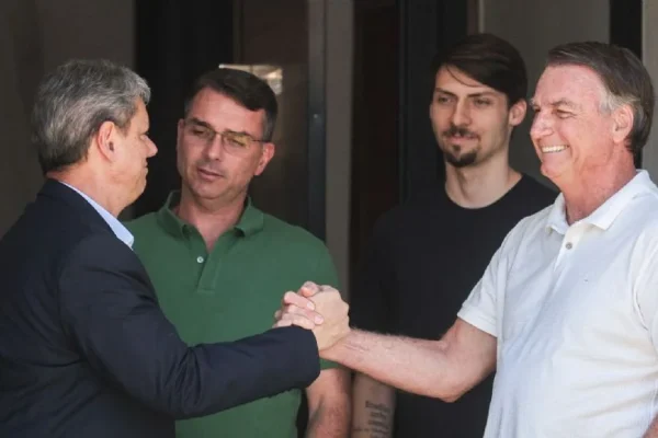 Bolsonaro aparece sorridente após "piora na saúde" e web ironiza: "Saudável para a Papuda"