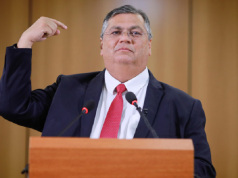 Flávio Dino sério, apontando para si mesmo
