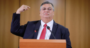 Flávio Dino sério, apontando para si mesmo