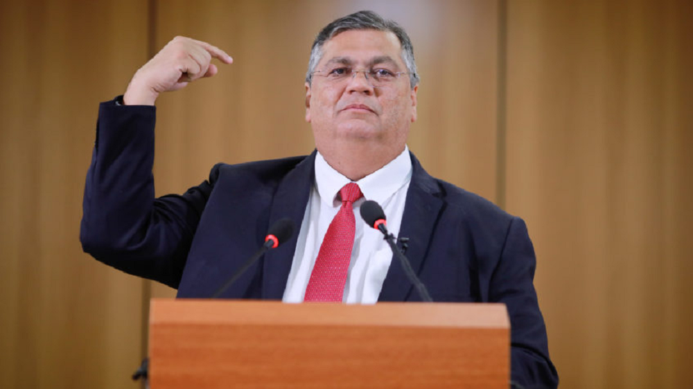 Flávio Dino sério, apontando para si mesmo