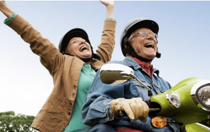 Mulher e homem em passeio de moto. Foto: Reprodução