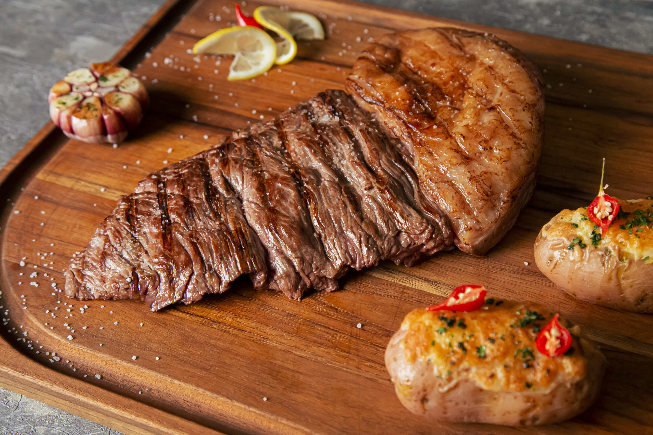 Fraldinha na tábua de madeira, fatiada