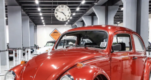 Fusca vermelho em garagem