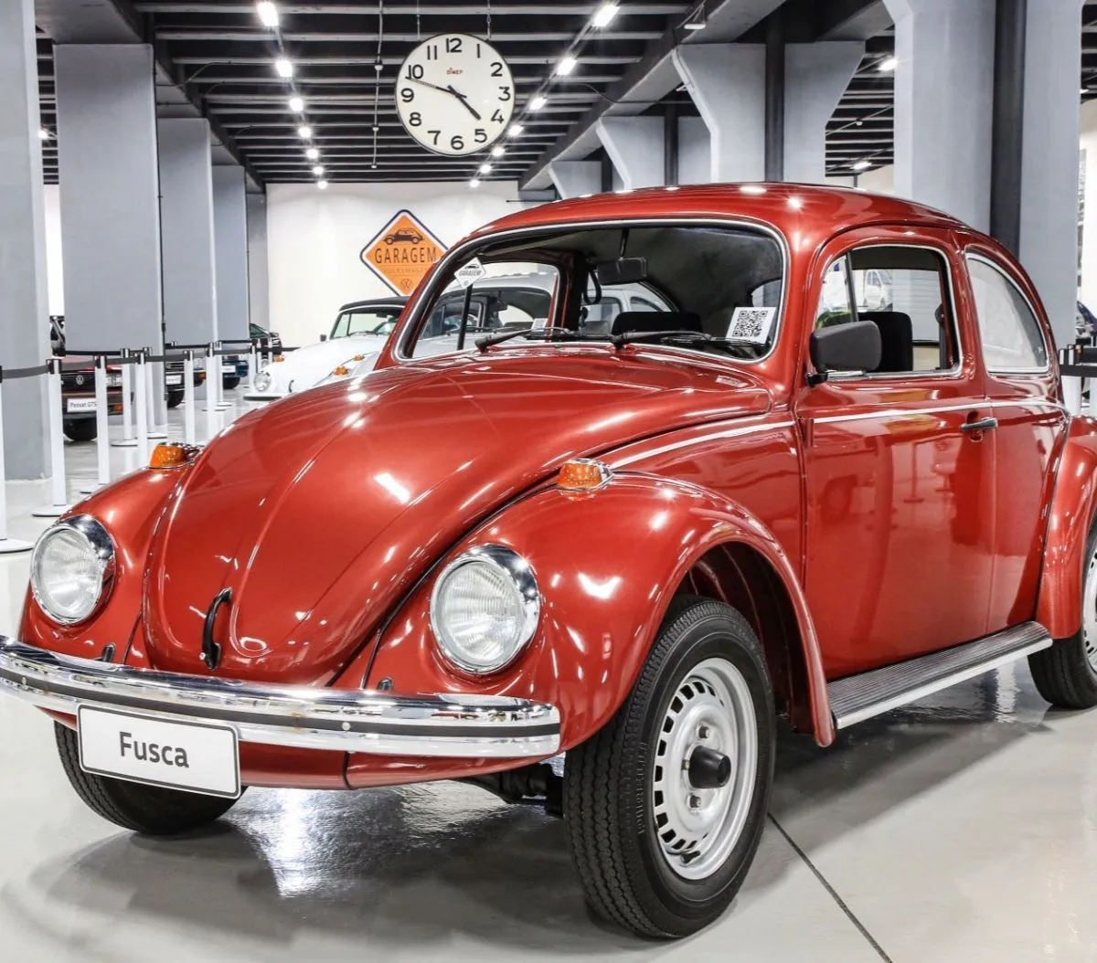 Fusca vermelho em garagem