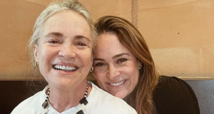 As atrizes Regina Duarte e Gabriela Duarte sorrindo lado a lado