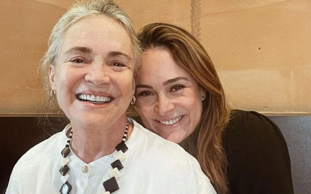 As atrizes Regina Duarte e Gabriela Duarte sorrindo lado a lado