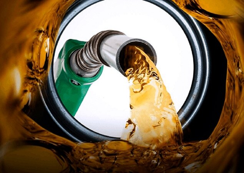 Gasolina sendo despejada