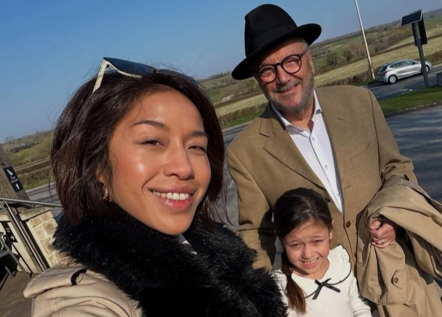 A esposa, George Galloway e a filha. Foto: Reprodução/ X