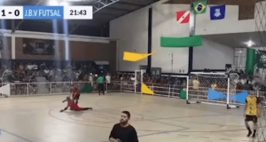 goleiro Antônio Edson dos Santos Sousa caído em quadra de futsal