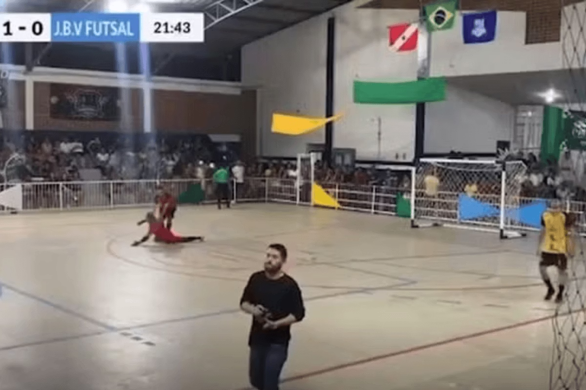 goleiro Antônio Edson dos Santos Sousa caído em quadra de futsal