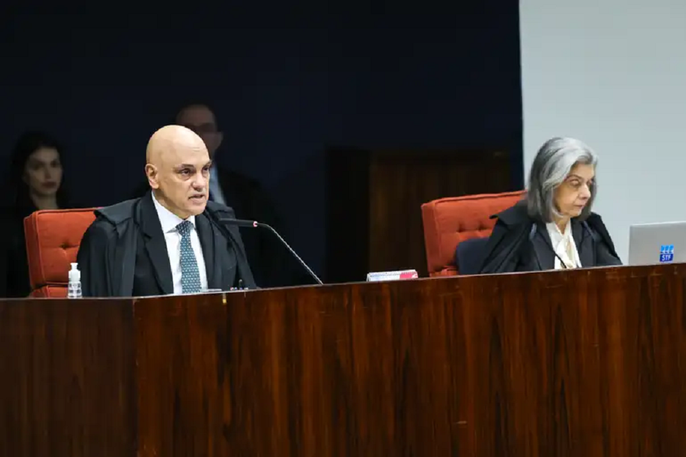Os ministros Alexandre de Moraes e Carmem Lúcia na sessão do STF, sérios e sem olhar para a câmera