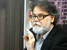 O jurista Lenio Streck sério, gesticulando e falando, de óculos, sem olhar para a câmera