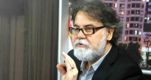 O jurista Lenio Streck sério, gesticulando e falando, de óculos, sem olhar para a câmera