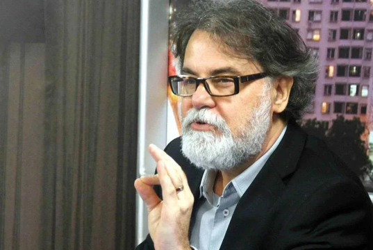 O jurista Lenio Streck sério, gesticulando e falando, de óculos, sem olhar para a câmera