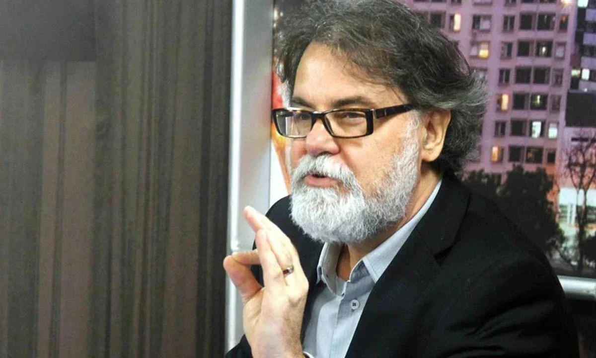 O jurista Lenio Streck sério, gesticulando e falando, de óculos, sem olhar para a câmera