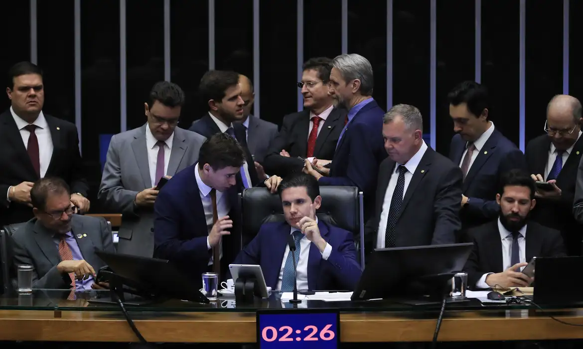 Hugo Motta cercado por parlamentares na Câmara dos Deputados
