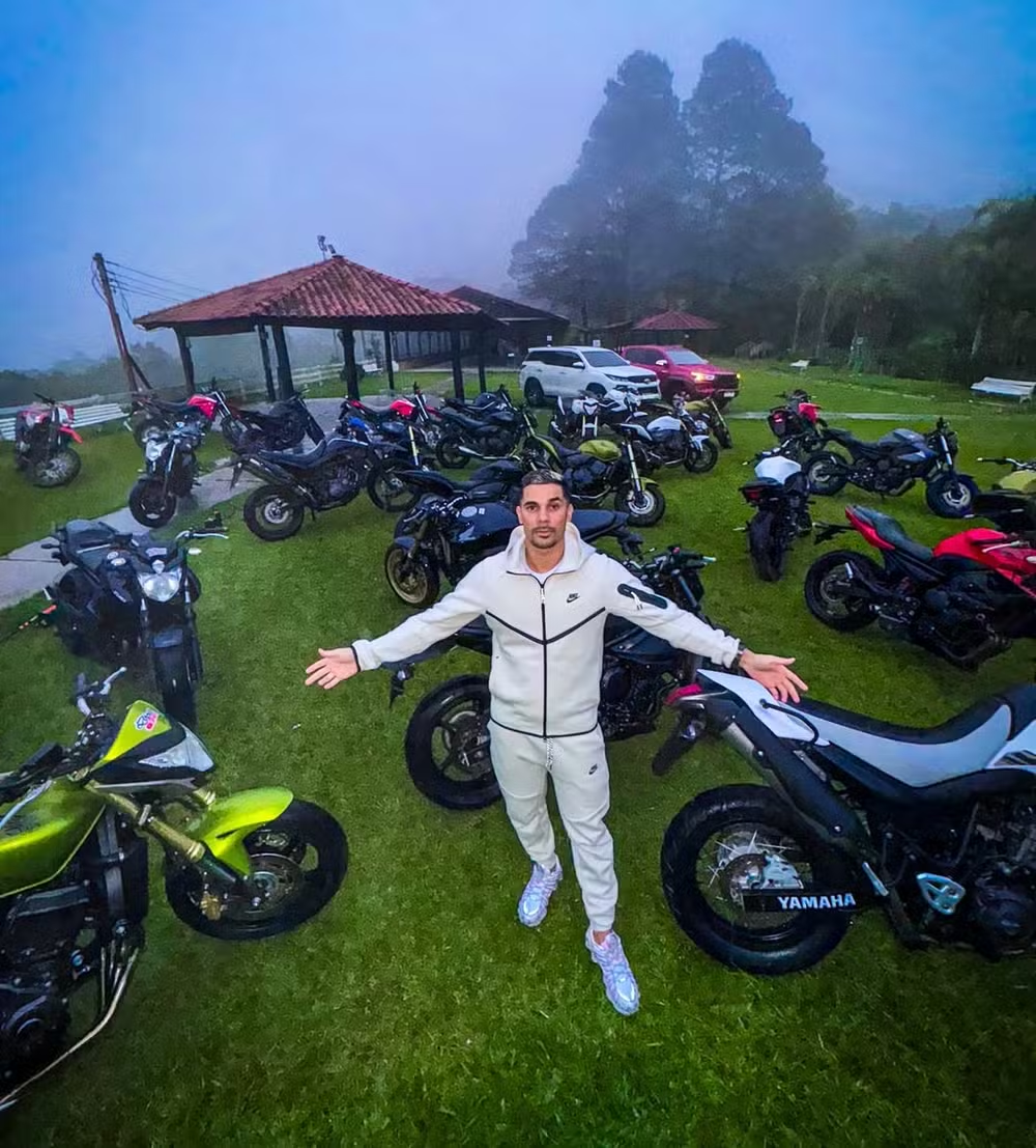 O influenciador digital Mike da Silva Bernardino, conhecido como MK Bernardino posando sério com várias motos