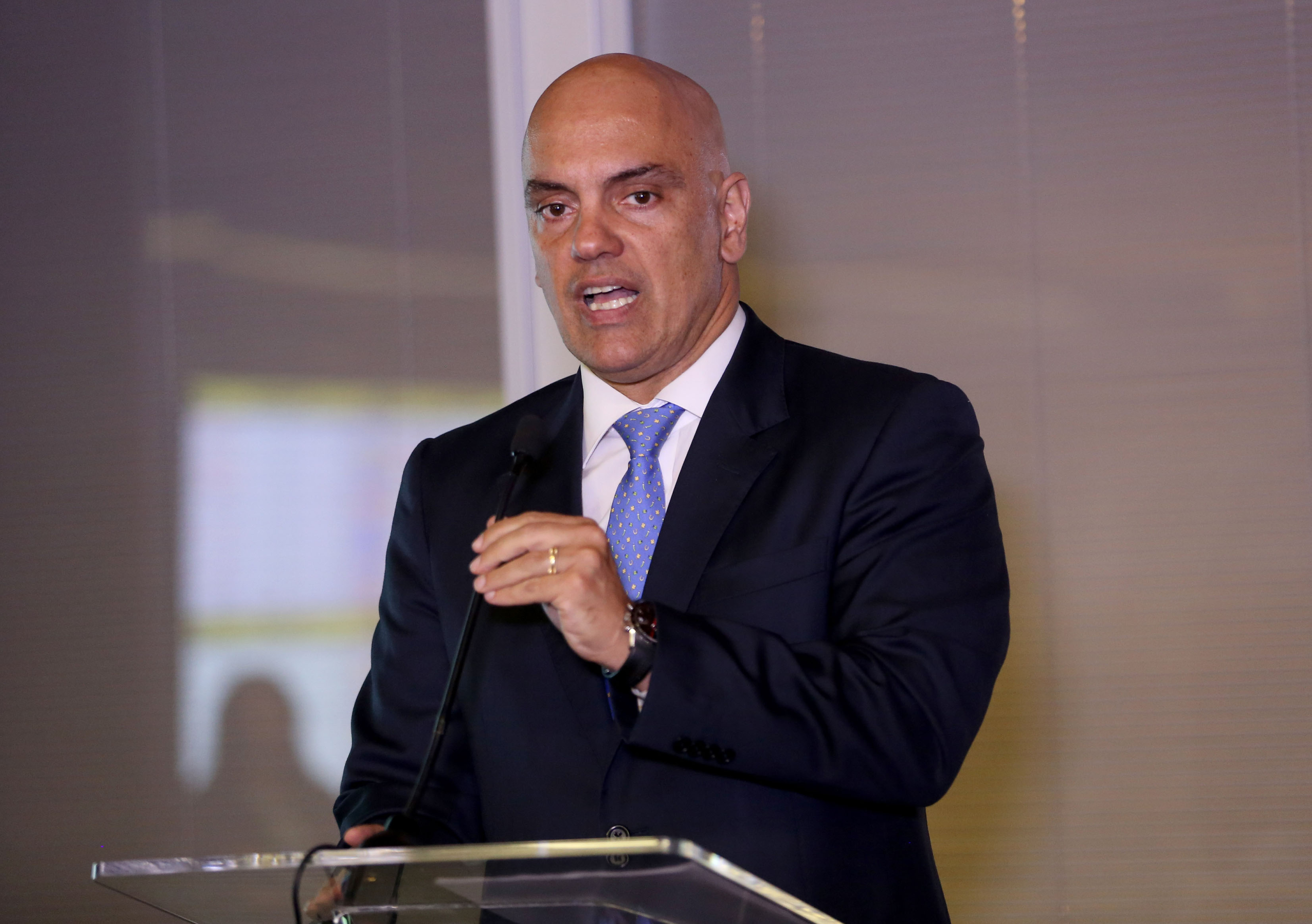 O ministro Alexandre de Moraes, do Supremo Tribunal Federal (STF), sério, falando em microfone