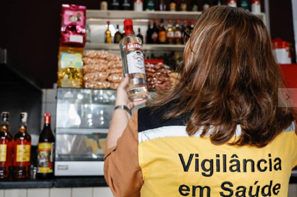 Fiscal da Vigilância Sanitária de costas