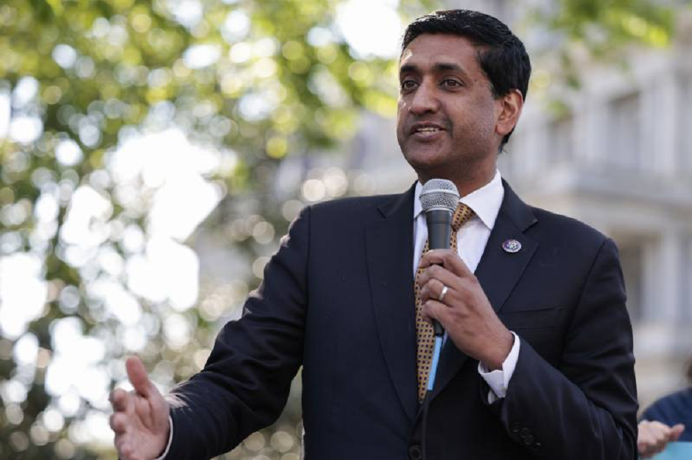 Ro Khanna, democrata da Califórnia, falando em microfone e olhando para o lado