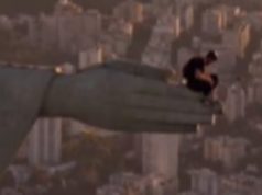 Homem sentado em uma das mãos do Cristo Redentor