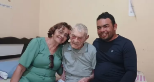 cearense João Marinho Neto entre familiares, sentado