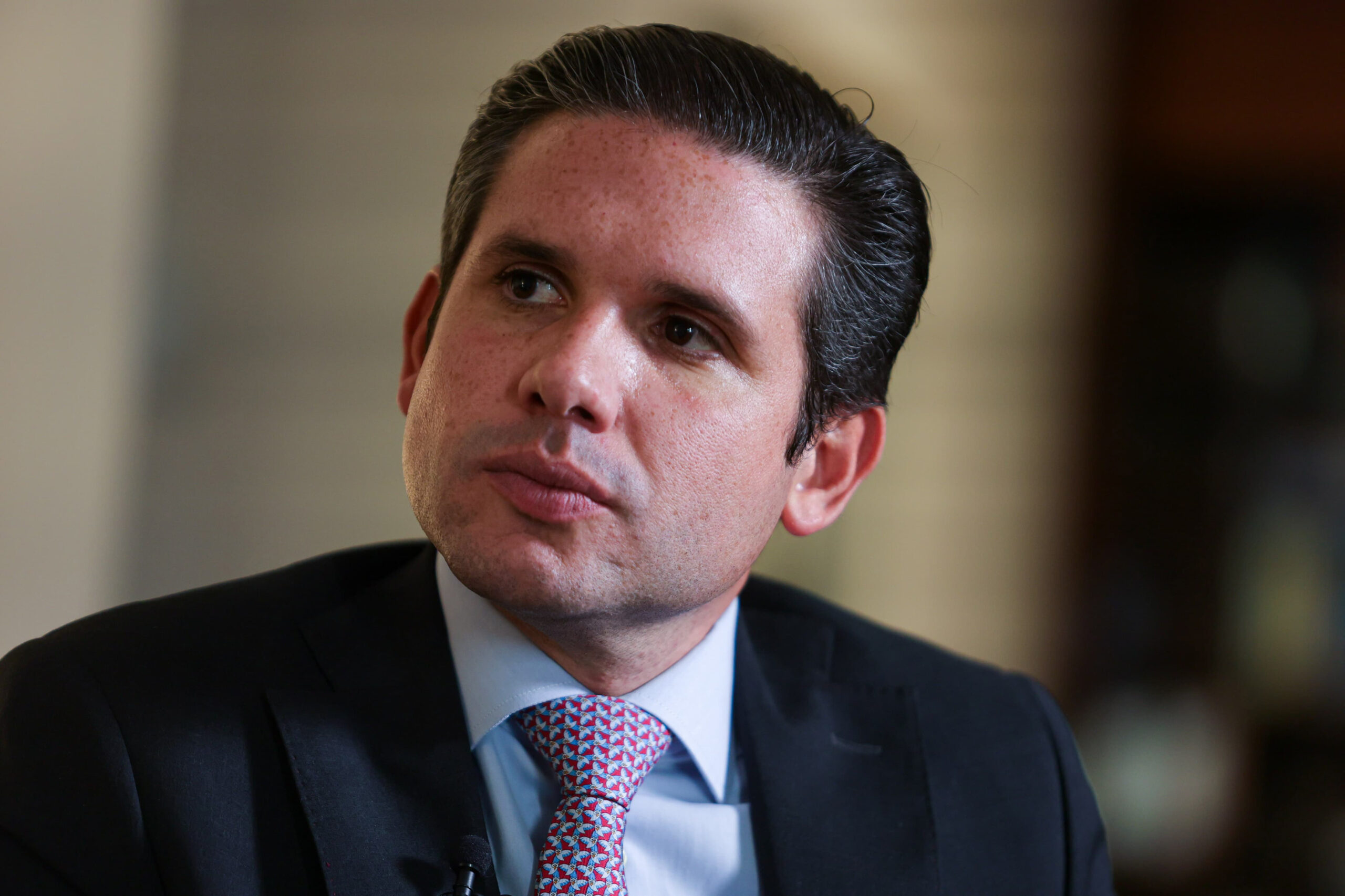presidente da Câmara, Hugo Motta (Republicanos-PB), olhando para o lado, sério