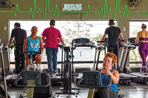 Academias gospel se espalham pelo Brasil com regras de roupas e louvor para malhar