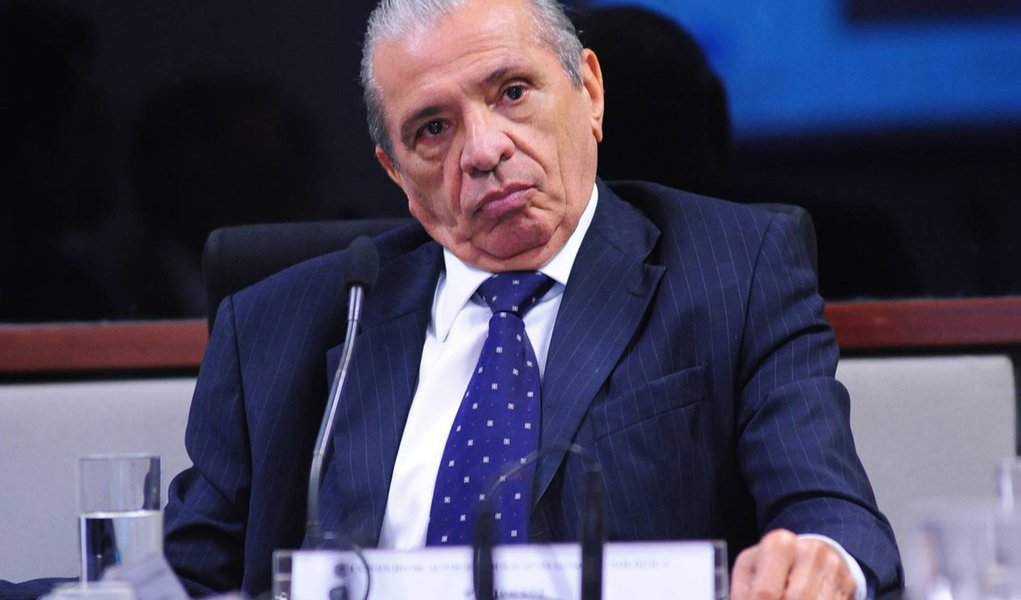 Inocêncio Gomes de Oliveira (PL-PE) com expressão séria, olhando para o lado, sentado, de roupa social