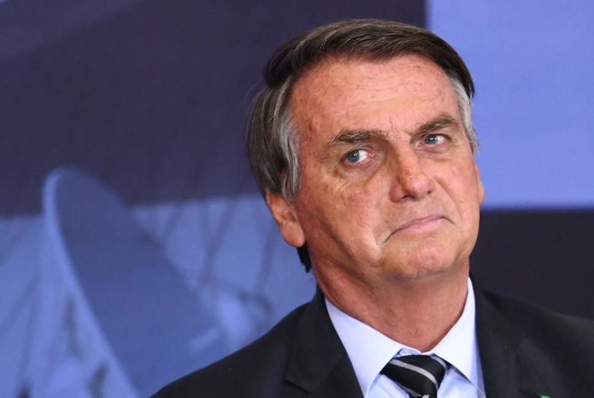 ex-presidente Jair Bolsonaro (PL) olhando para o lado, triste