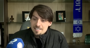 vereador Jair Renan Bolsonaro (PL) de roupa preta, falando sem olhar para a câmera