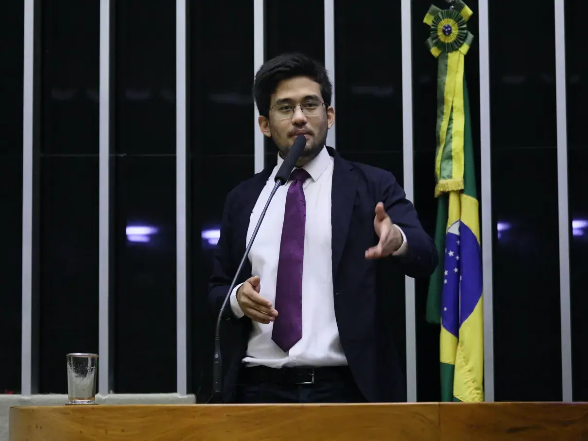 O deputado Kim Kataguiri (União-SP) em pé, falando em microfone e gesticulando, na Câmara dos Deputados