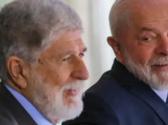 Lula olhando para Celso Amorim e sorrindo