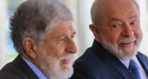 Lula olhando para Celso Amorim e sorrindo