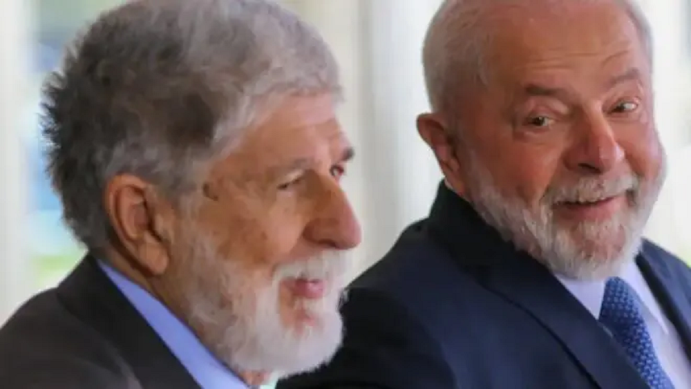 Lula olhando para Celso Amorim e sorrindo