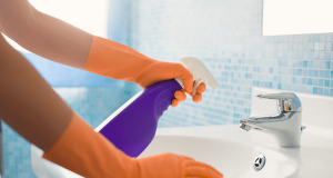 Banheiro sendo limpo