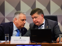 O relator, Alfredo Gaspar, e o presidente da CPI do INSS, Carlos Viana, conversando