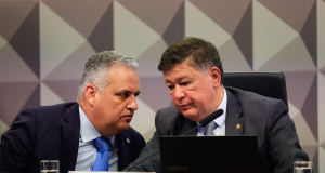 O relator, Alfredo Gaspar, e o presidente da CPI do INSS, Carlos Viana, conversando