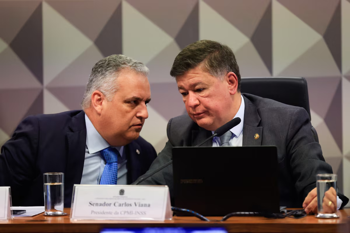 O relator, Alfredo Gaspar, e o presidente da CPI do INSS, Carlos Viana, conversando