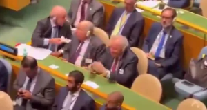 O presidente Luiz Inácio Lula da Silva (PT) distribuindo paçoca