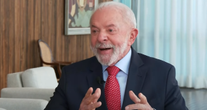 O presidente Luiz Inácio Lula da Silva (PT) falando e gesticulando, olhando para o lado