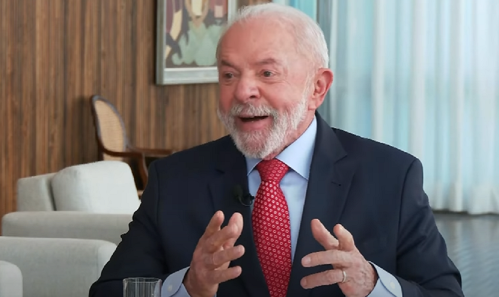 O presidente Luiz Inácio Lula da Silva (PT) falando e gesticulando, olhando para o lado