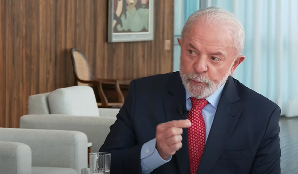 O presidente Luiz Inácio Lula da Silva (PT) falando e gesticulando, olhando para o lado, sério