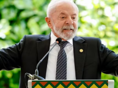 Lula (PT) falando e gesticulando, sério