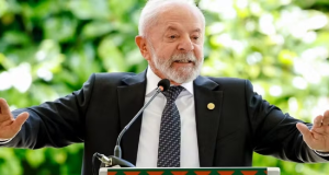 Lula (PT) falando e gesticulando, sério