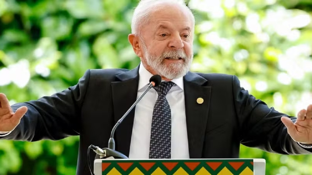 Lula (PT) falando e gesticulando, sério