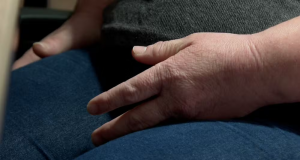 Mão de mulher apoiada em calça jeans