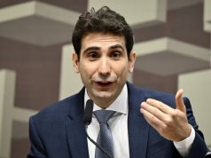 O presidente do Banco Central, Gabriel Galípolo, falando e gesticulando olhando pra frente