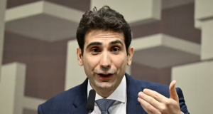 O presidente do Banco Central, Gabriel Galípolo, falando e gesticulando olhando pra frente