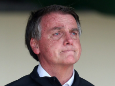 Jair Bolsonaro com cara de choro, sem olhar para a câmera